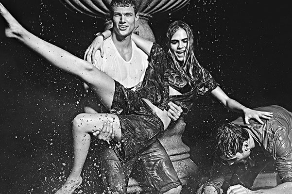 Кара Делевинь искупалась в фонтане в компании двоих мужчин